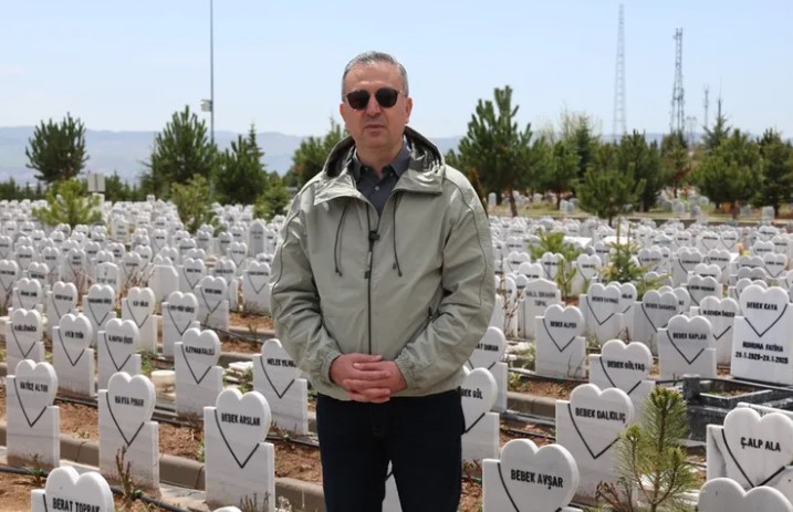 Sivas’ta Minik Meleklerin Kabirlerine Anlamlı Dokunuş

