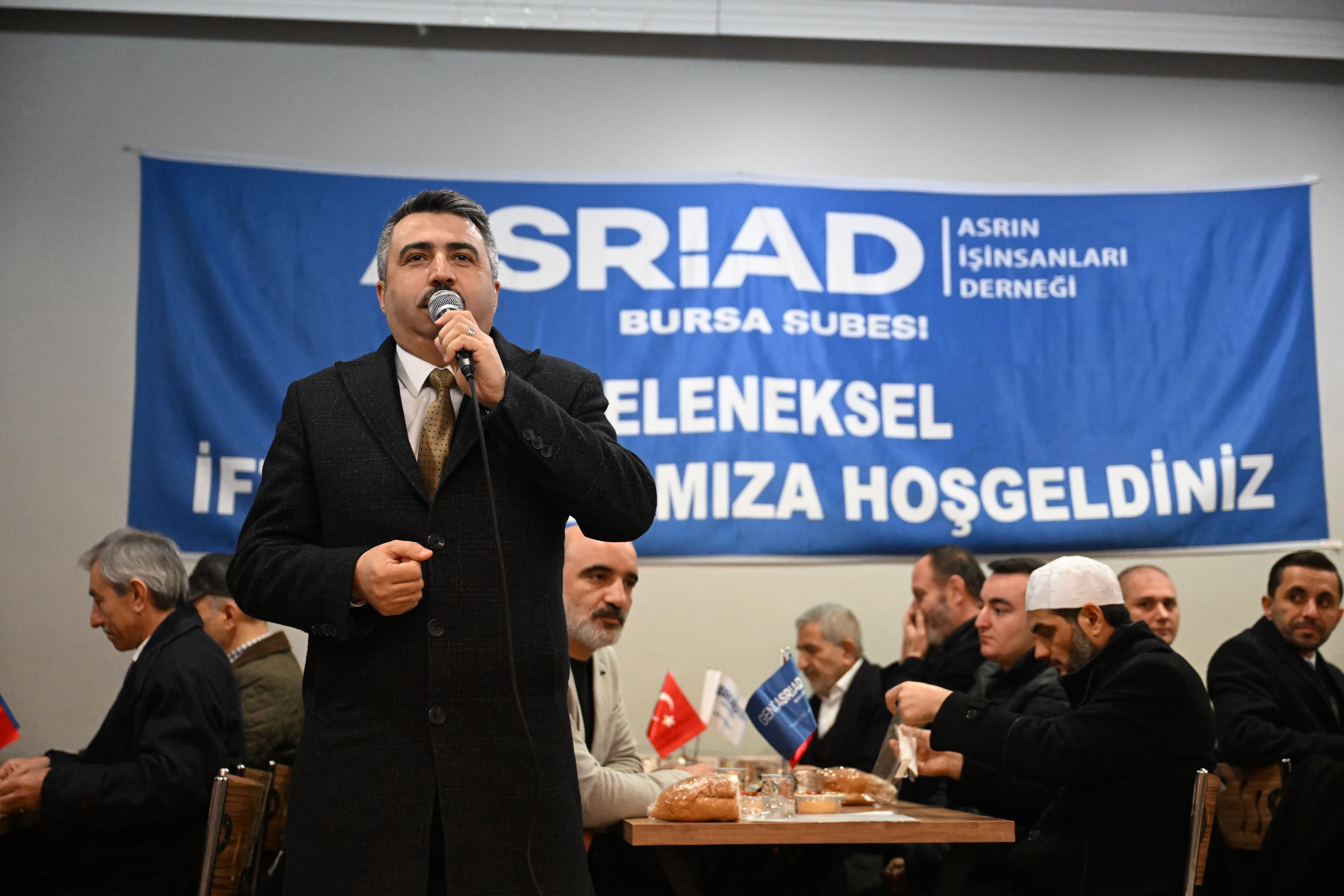 Başkan Yılmaz, Şükraniye Sarı Camii’nde kurulan iftar sofrasını ziyaret etti