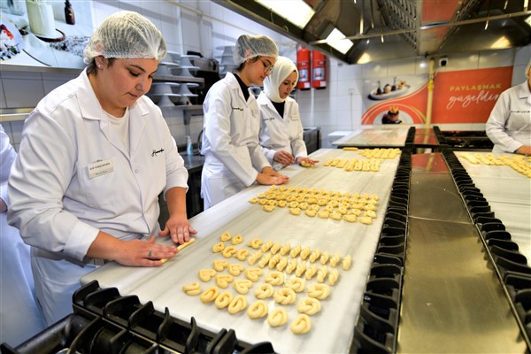 Bornova'da kadın ve gençler için Pastacılık ve Ekmekçilik Kursu