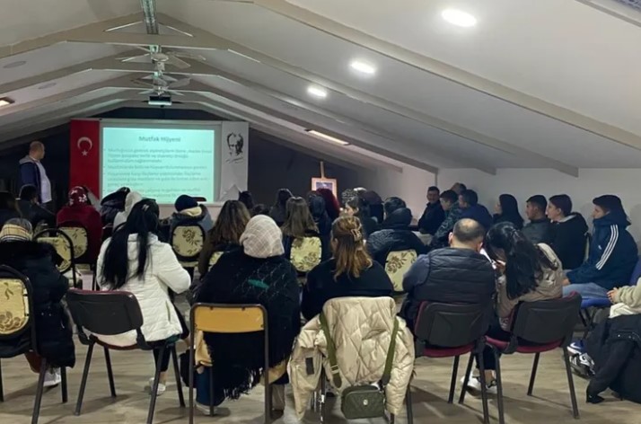 Ayvalık Belediyesi'nden Personeline Düzenli Hijyen Eğitimi








