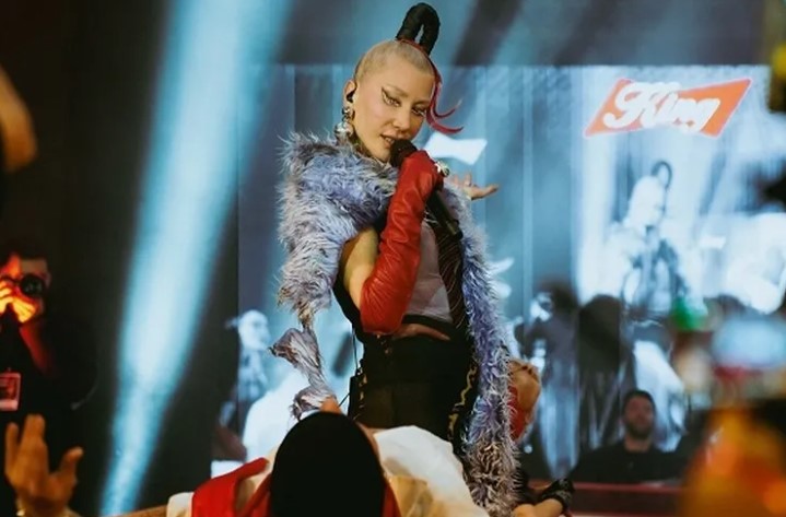 Hande Yener'den Denizin 8 Metre Altında Unutulmaz Konser






