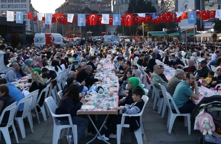 Kocaeli Büyükşehir’in İftar Sofrasında Günlük 3 Bin Kişiye İkram