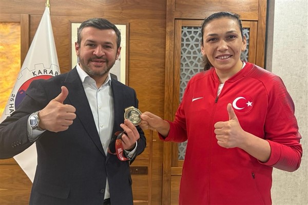 Milli boksör Elif Güneri, Başkan Çetinkaya'yı ziyaret etti