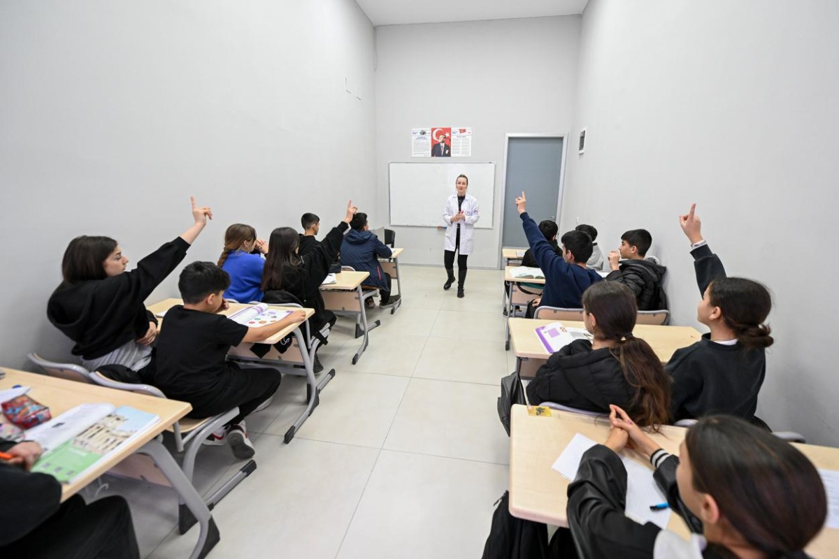 Büyükşehir Kurs Merkezi Anamur’da Yüzlerce Öğrenciye Destek Oluyor
