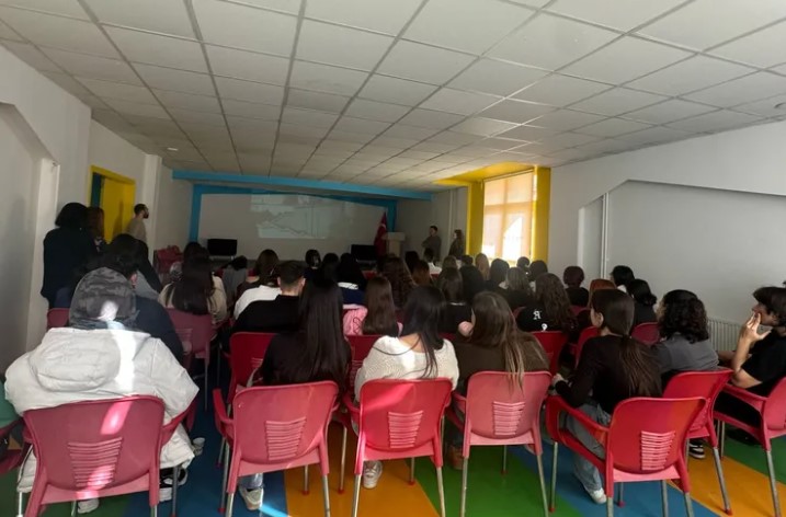 İstanbul Bakırköy'deki Öğrenciler Geleceğe Umutla Bakıyor