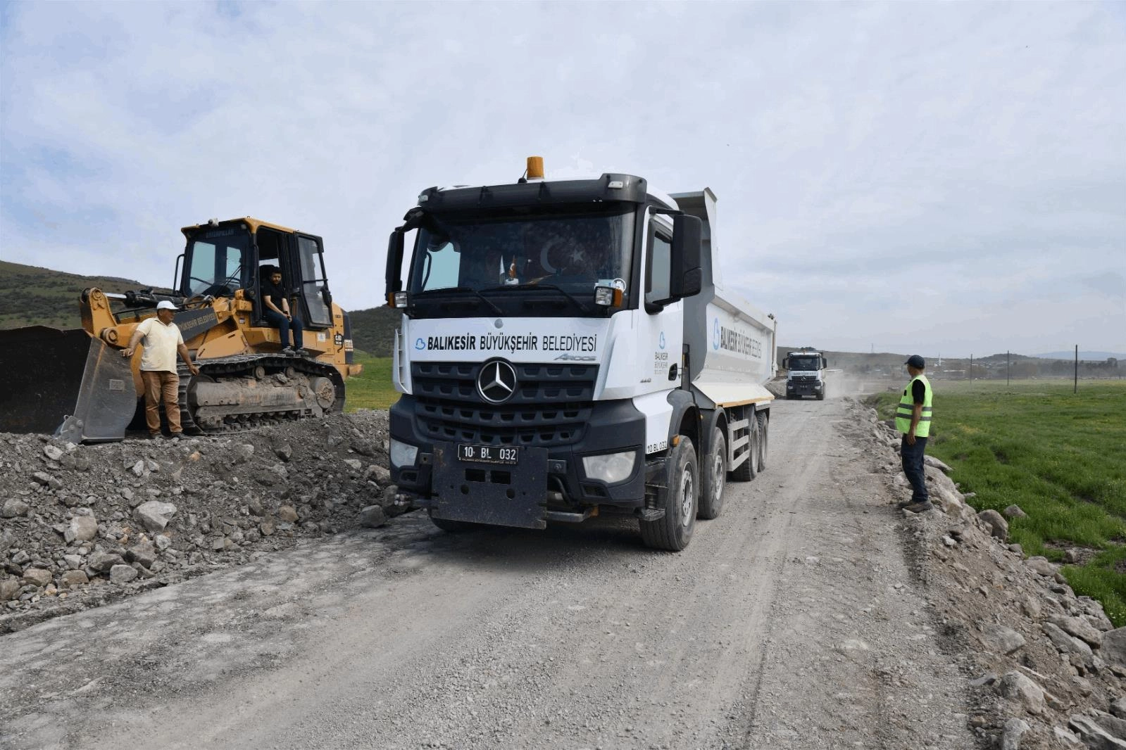 Balıkesir'de Tehlikeli Köy Yolları Genişliyor
