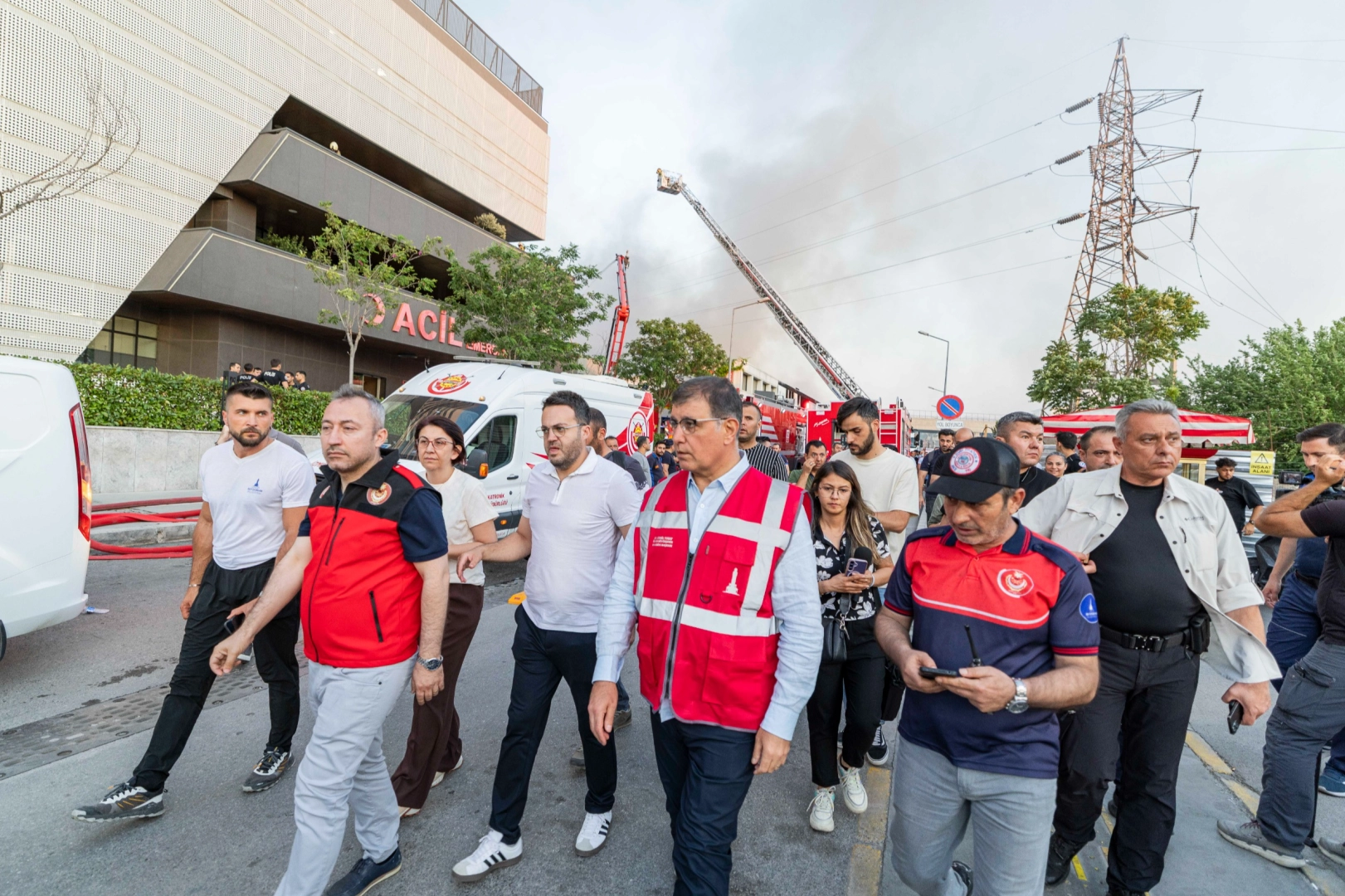İzmir'de Hastane Yanı Yangın: Tesisler Yeniden İncelenecek
