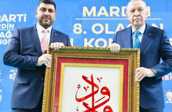 AK Parti Mardin İl Başkanı Mehmet Uncu, Cumhurbaşkanı Erdoğan’a Anlamlı Hediye Takdim Etti
