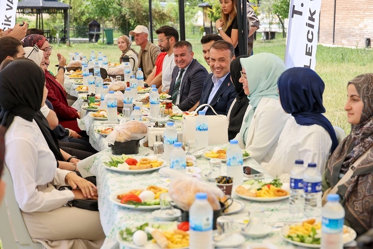 Vali, Bayramda Öğrencilerle Buluştu
