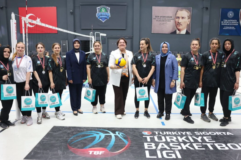 Çayırova'da Kursiyerler Voleybolda Buluştu
