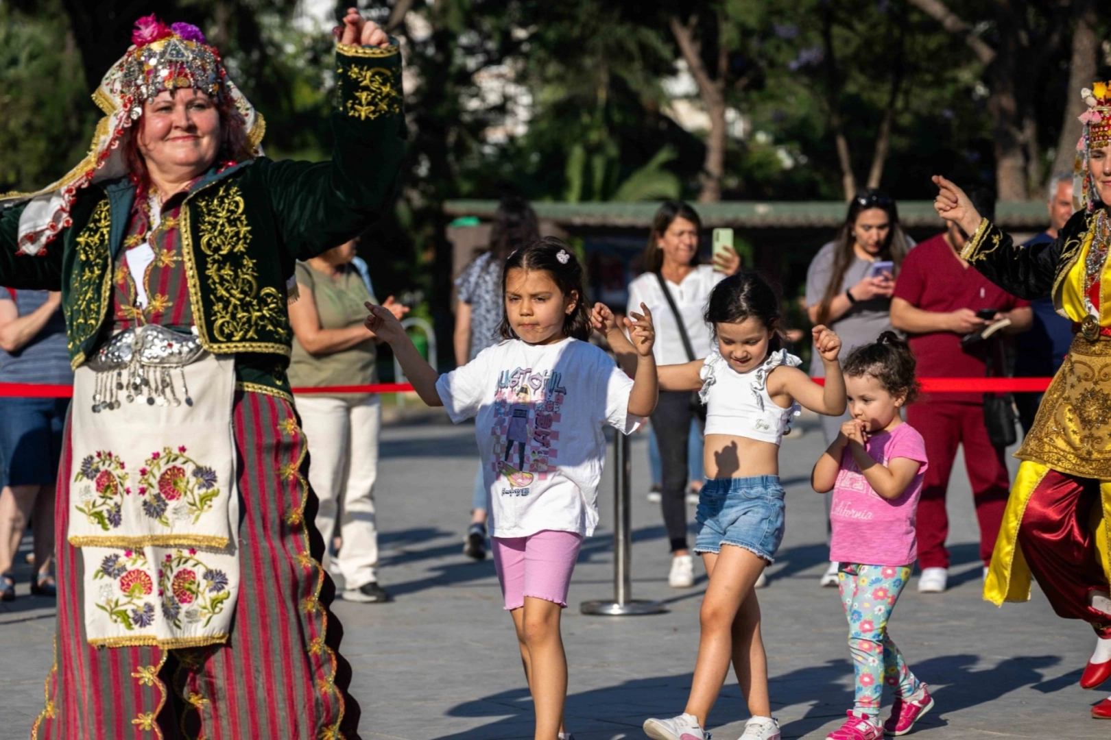 Bornova'da Uluslararası Halk Dansları Festivali Başladı
