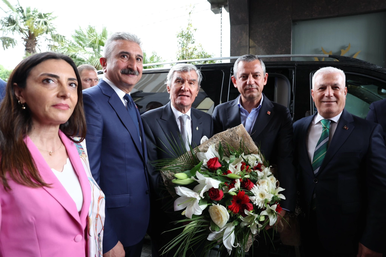 Özgür Özel'e Bursa'da Coşkulu Karşılama
