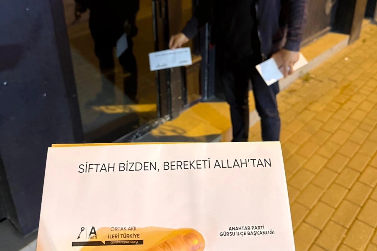 Bursa Gürsu'da Anahtar Parti'den esnafa siftah parası!