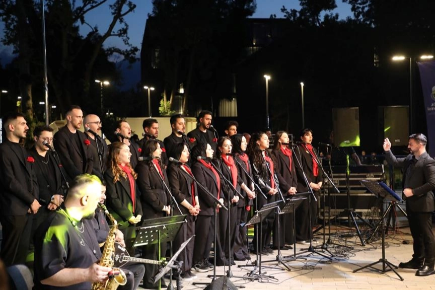 İnegöl Gençlik Korosu 19 Mayıs'ta Konser Verdi
