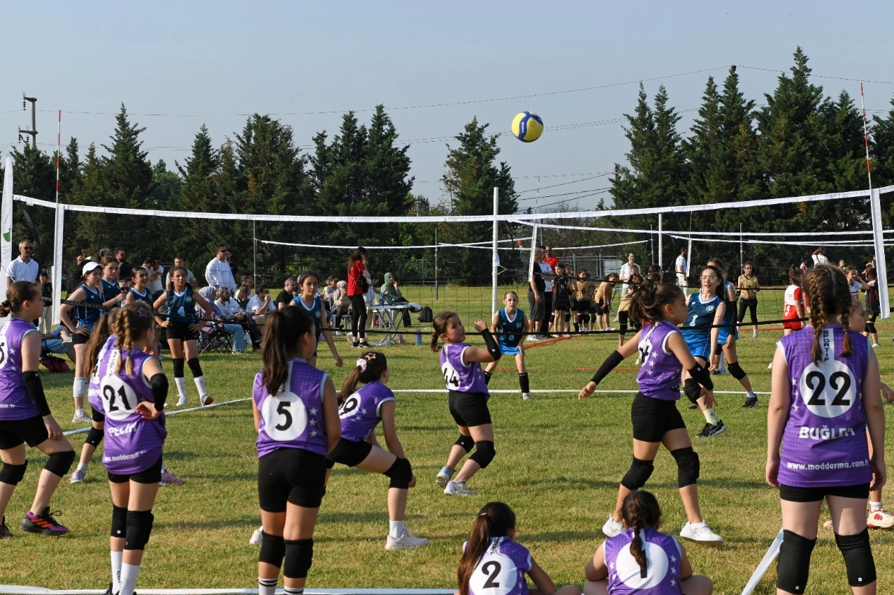 Bursa'da 1500 Kız Çocuğu Mini Voleybol Şenliği'nde
