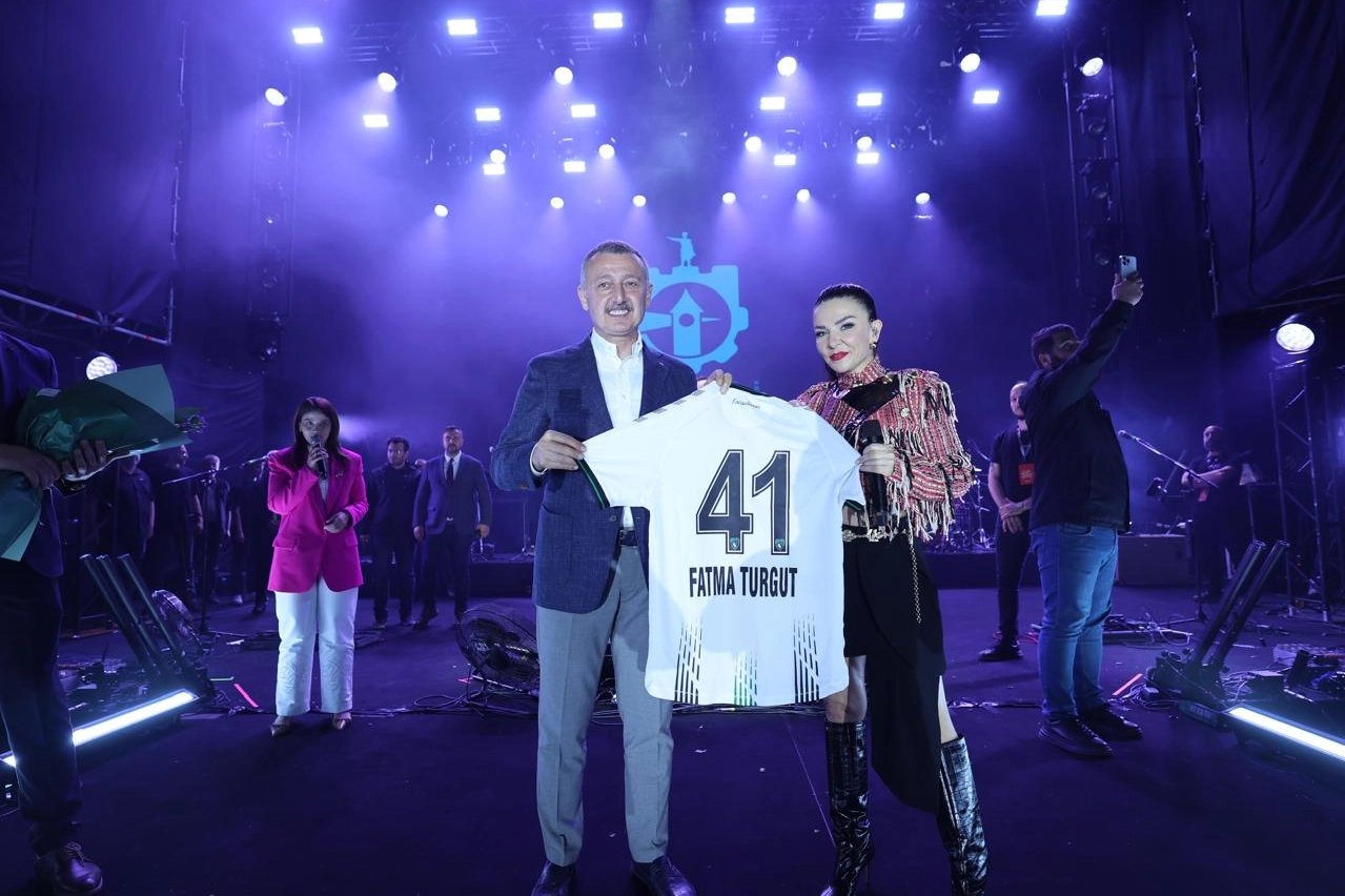 Fatma Turgut'tan Kocaelispor'a sahne şovunda destek
