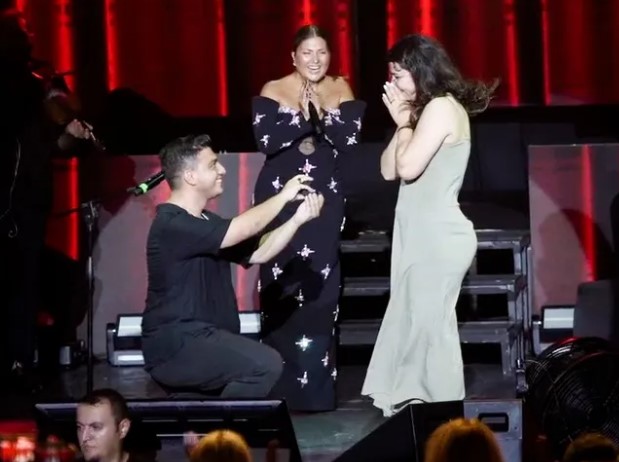 Sibel Can Konserinde Sahneye Duygusal Evlenme Teklifi