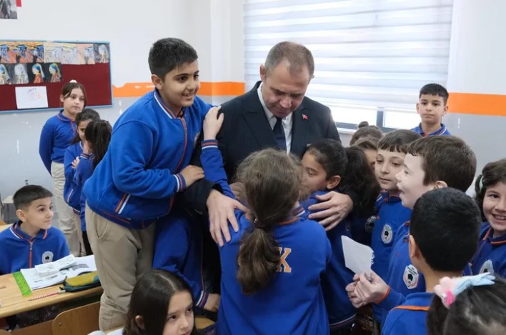 Kırklareli'nde Başkan Bulut, Minik Öğrencilere Yerel Yönetim Dersi Verdi








