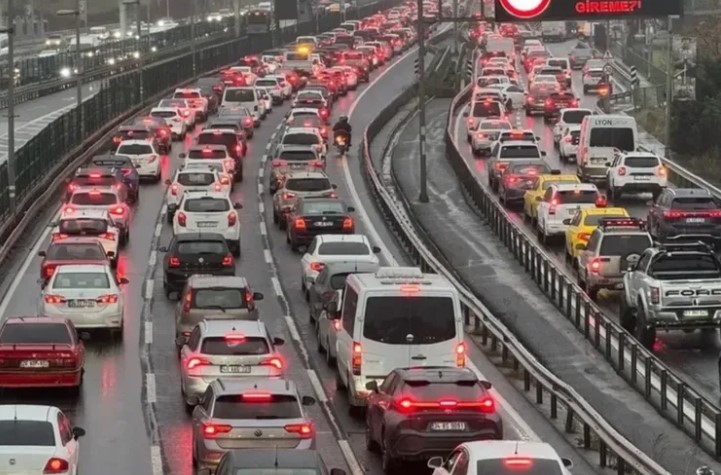 Türkiye’de Karayolu Ulaşımı: 1 Yılda 348,1 Milyar Kilometre







