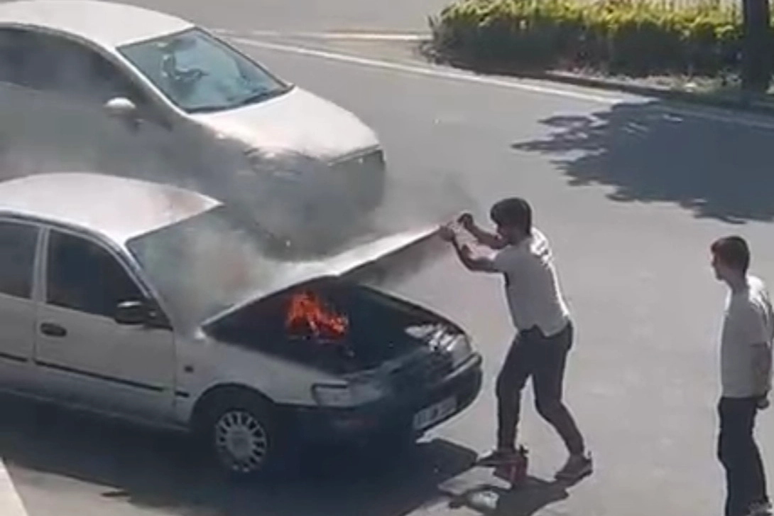 Düzce'de Otomobilde Yangın: Servis Şoförü Kahraman Oldu
