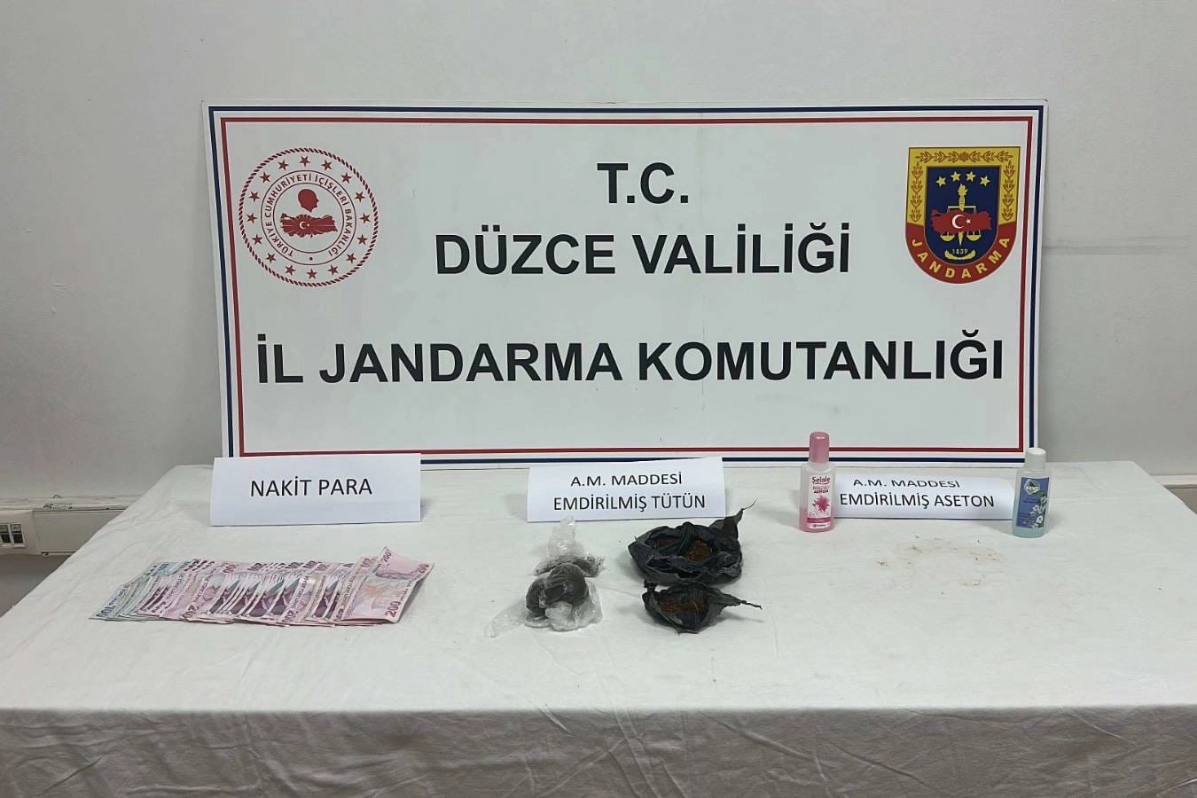 Düzce'de Uyuşturucu Operasyonu: 2 Gözaltı, 54 Gram Ele Geçirildi
