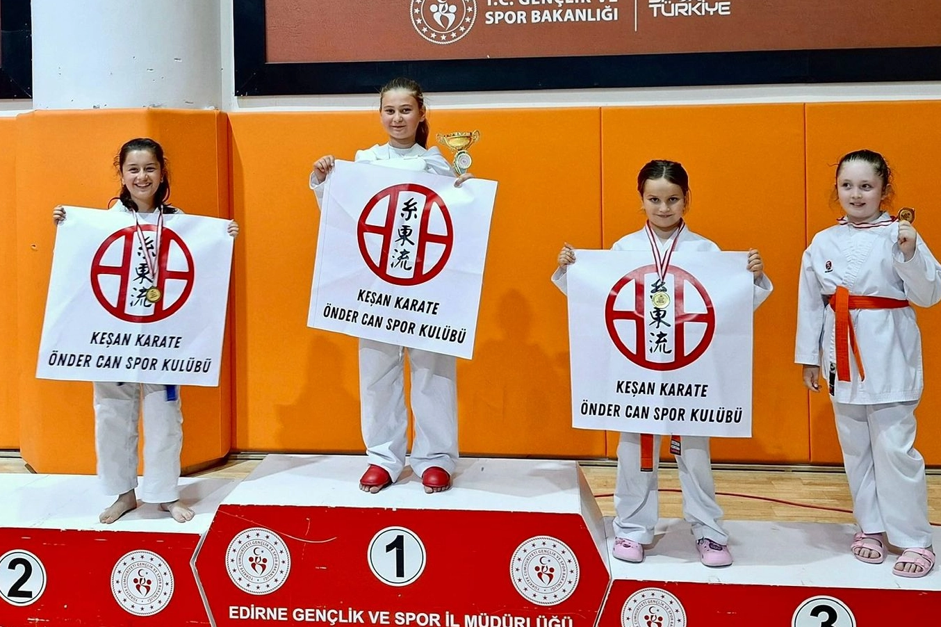 Keşan Karatecileri Edirne'de 16 Madalya Kazandı
