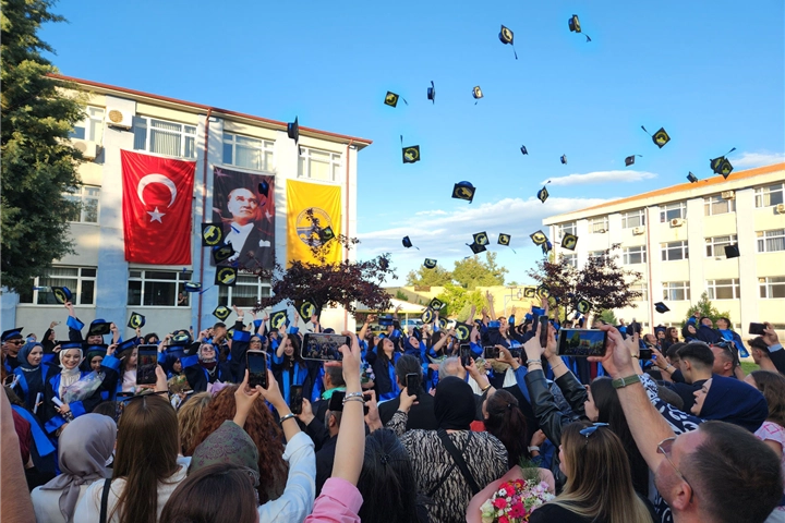 Keşan MYO'dan 120 Mezun Kep Atmanın Coşkusunu Yaşadı
