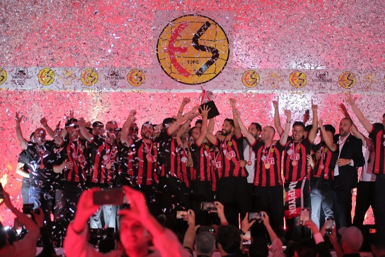 Eskişehirspor Şampiyonluğunu Kutladı
