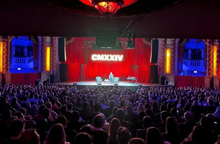 Cem Yılmaz, Chicago'da Gülme Dolu Bir Gece Yaşattı








