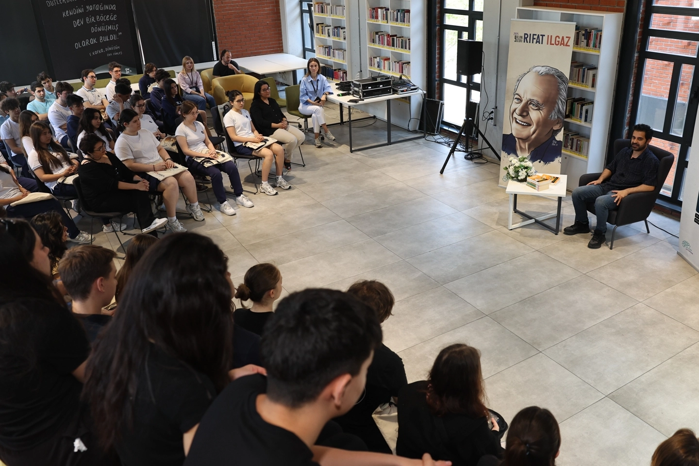 Uğur Uzunel Öğrencilere Hababam Sınıfı Okudu

