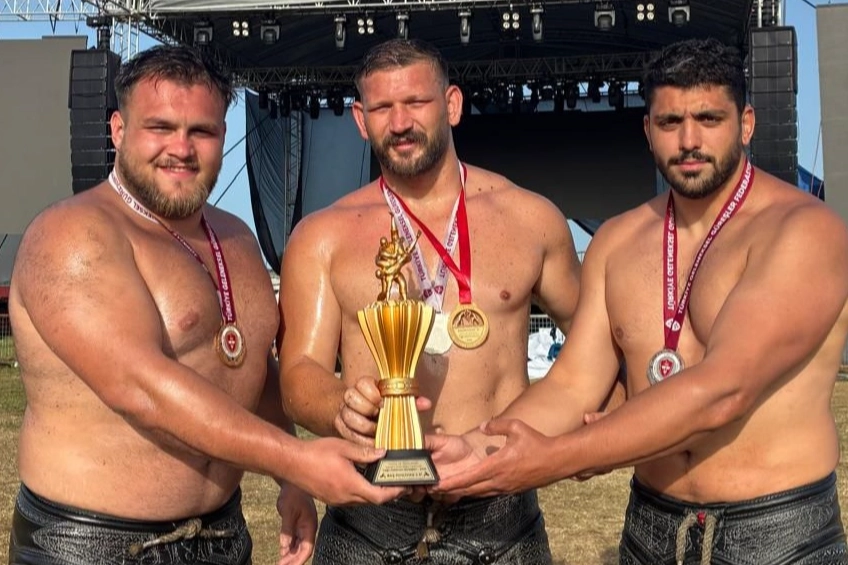 Gölcük Belediyespor'dan Yağlı Güreşte Altın Derece
