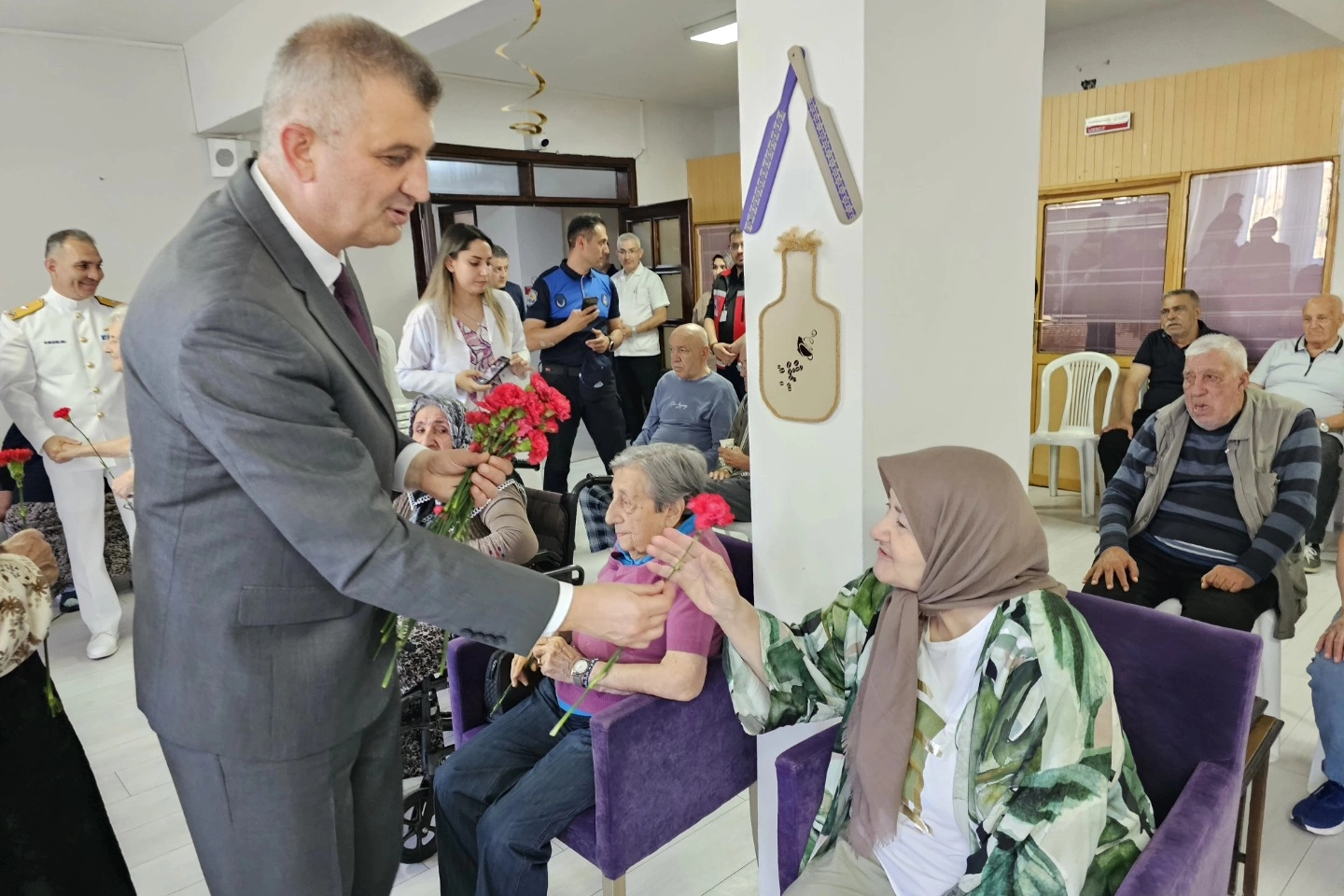 Vali'den Huzurevi Sakinlerine Bayram Sürprizi
