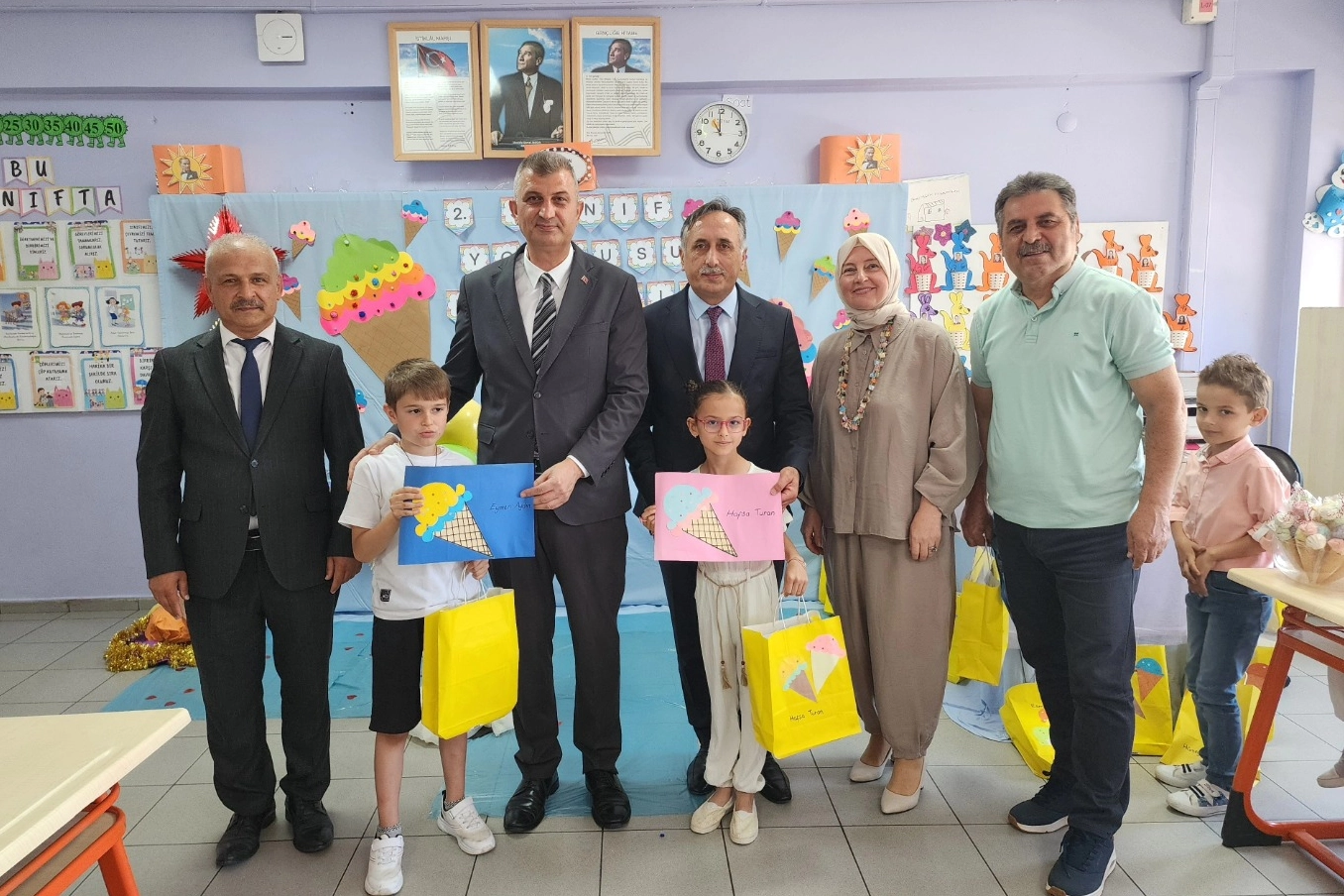 Gölcük'te Karne Heyecanı: Başkan Sezer Öğrencilerle Birlikte
