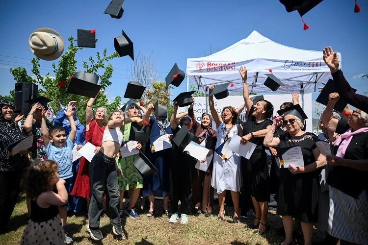 Bornova'da Yaşlılar Kep Atarak Mezun Oldu
