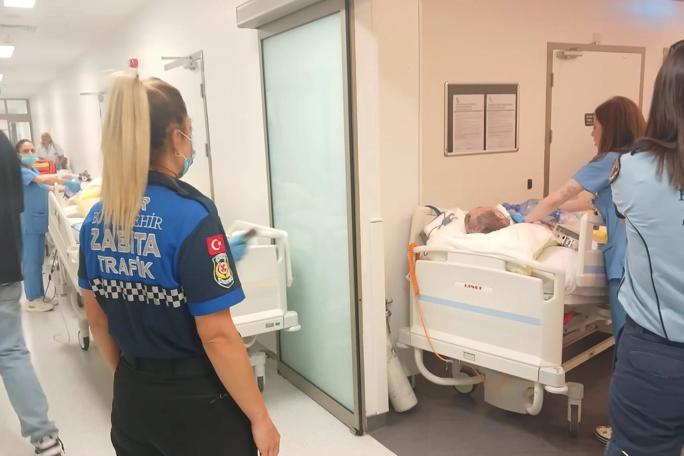 İzmir'de Hastane Yanı Yangın: Zabıta Seferber Oldu
