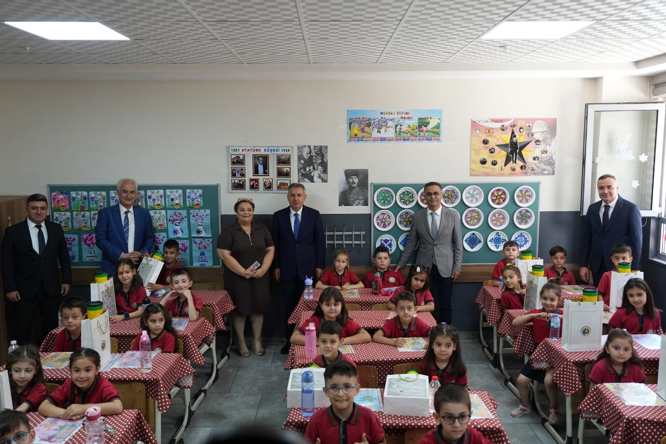 İzmir'de Vali, öğrencilerin karne sevincine ortak oldu
