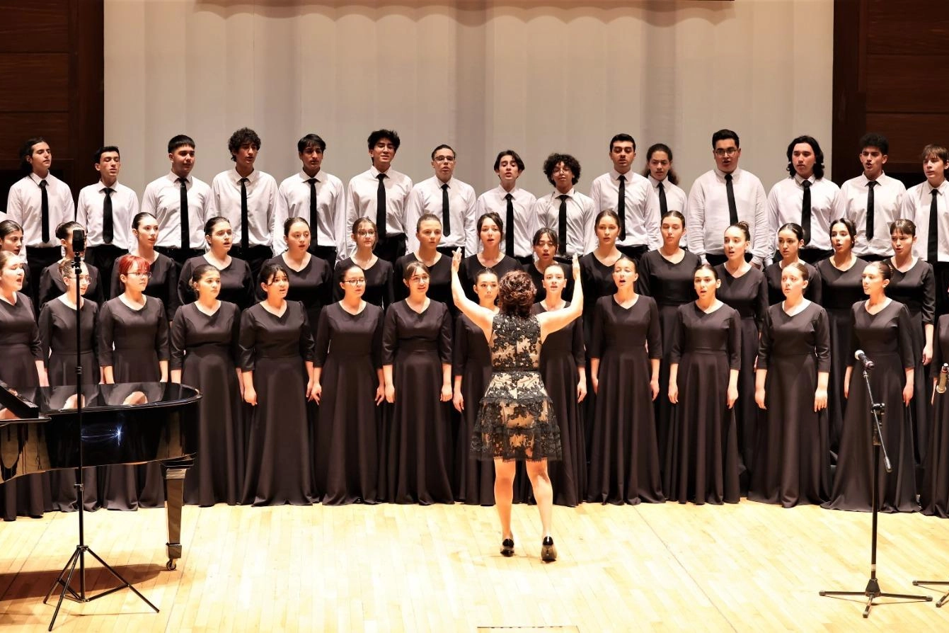 İzmir'de Uluslararası Çoksesli Koralar Festivali Başladı
