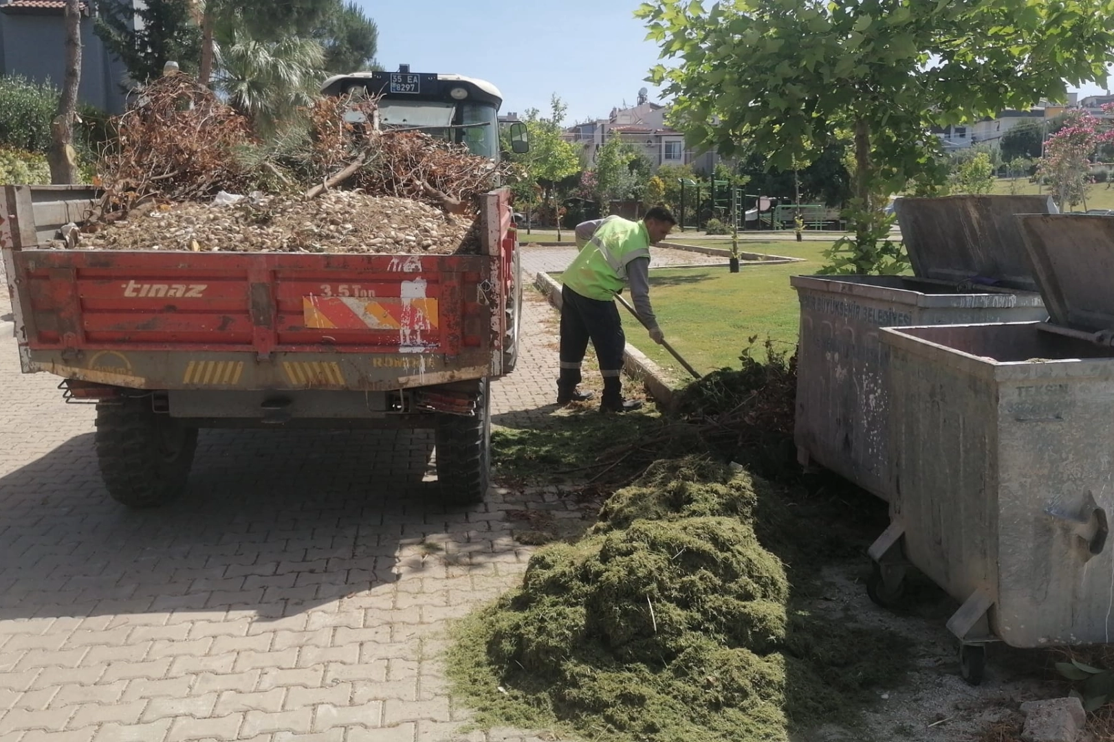 Güzelbahçe'de Yaz Temizliği Başladı
