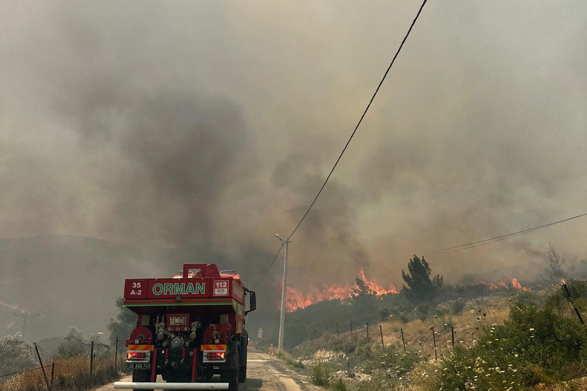 Karaburun'da Orman Yangını: Alevlerle Mücadele Devam Ediyor
