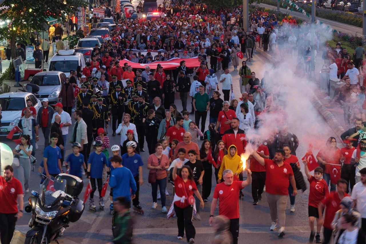 İzmit'te Rekor Kırıcı 19 Mayıs Korteji
