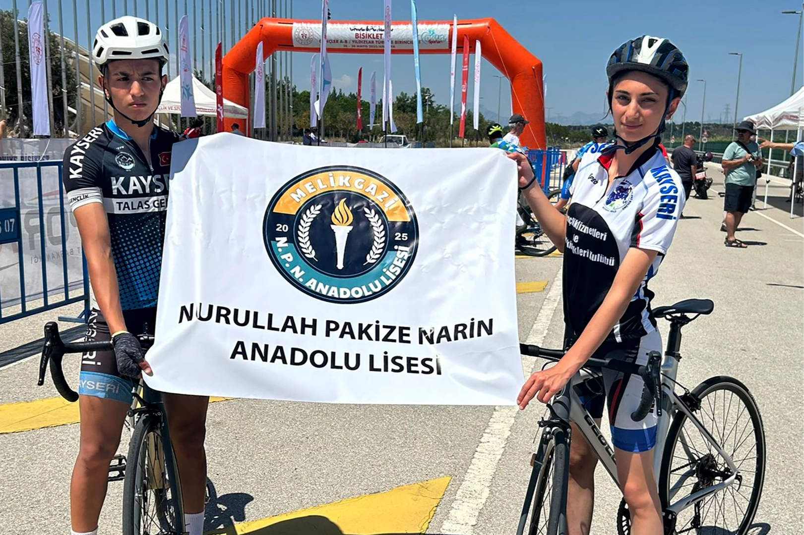 Kayseri Lisesi'nden Çift Başarı: Bisiklet ve Voleybolda Zafer
