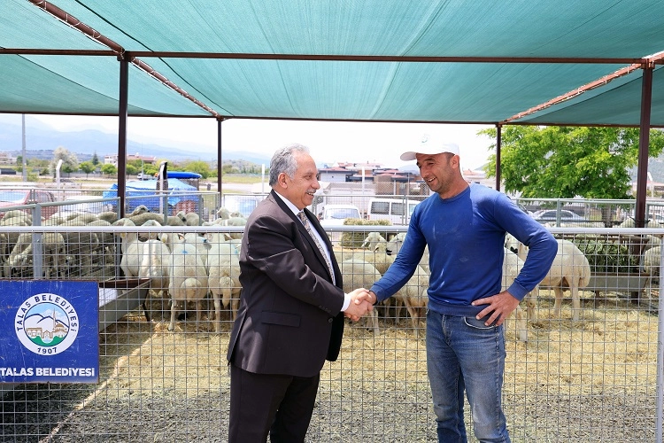 Talas Belediye Başkanı Kurban Pazarını Ziyaret Etti
