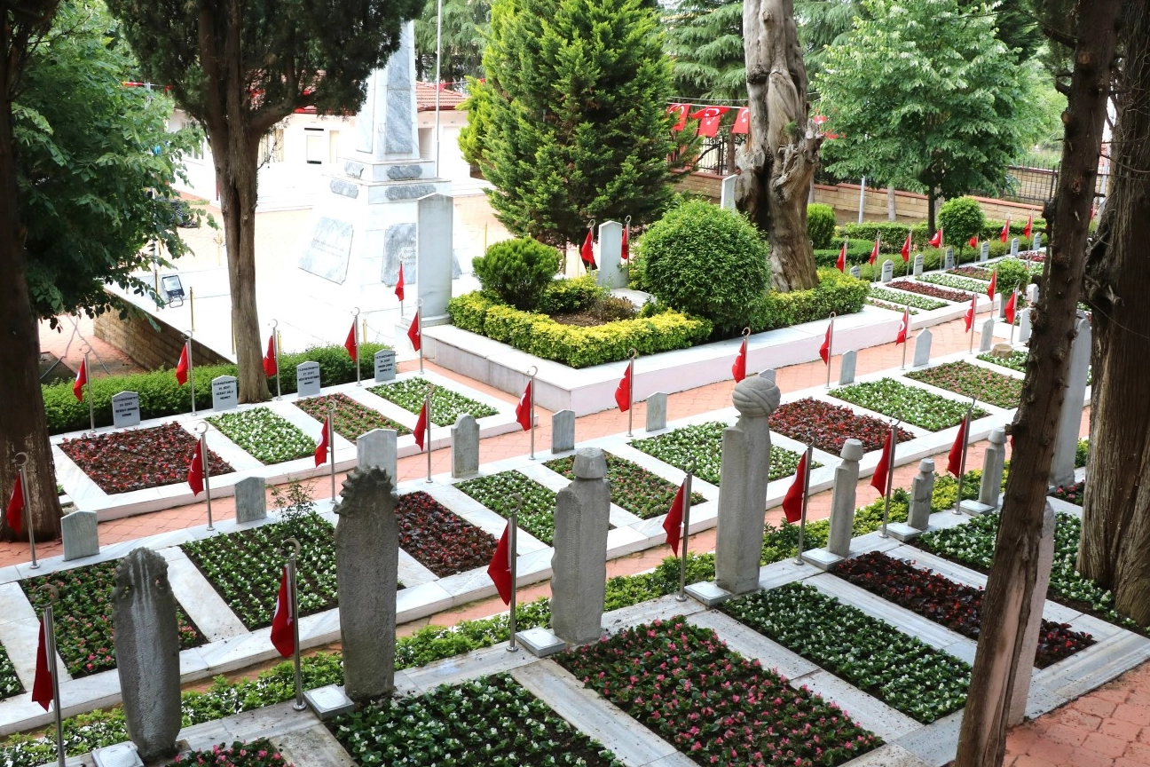 Kocaeli Mezarlıkları Bayrama Hazır
