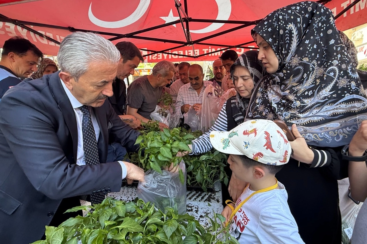 İzmit'ten Vatandaşlara Ücretsiz Fide Desteği
