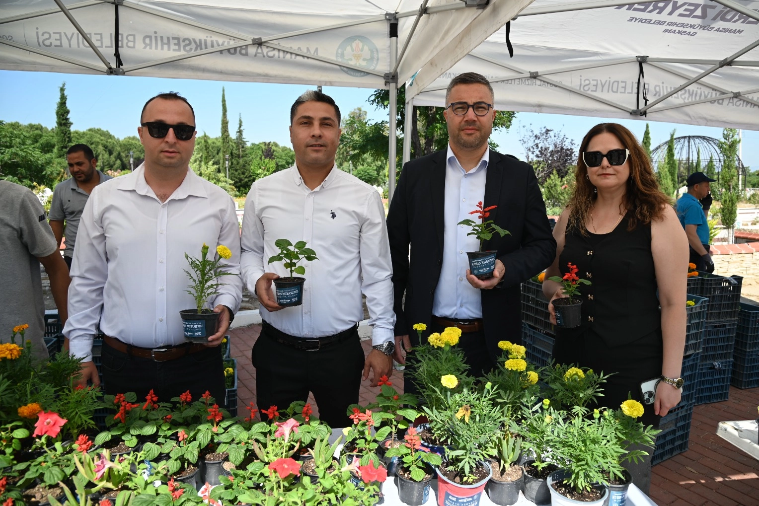 Manisa'da Bayramda 20 Bin Çiçek Dağıtıldı

