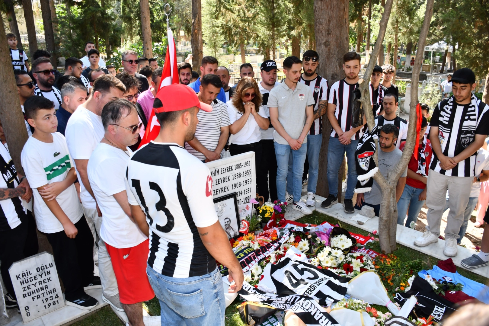 Zeyrek'in Mezarı Babalar Günü'nde Doldu Taştı
