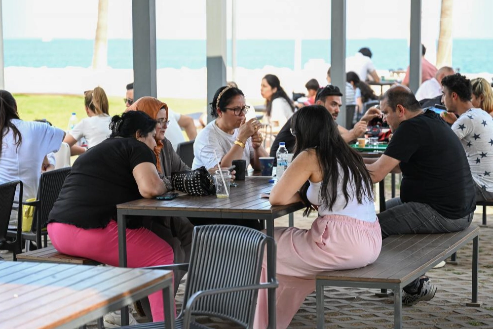 Mersin'in Sahil Kafeleri Bayramda Doldu Taştı
