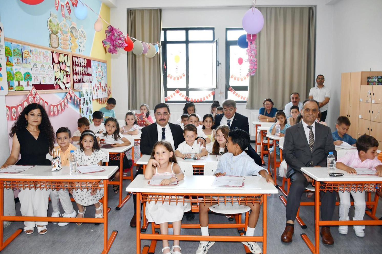 Kaymakam, Mudanya öğrencilerinin karne sevincine ortak oldu
