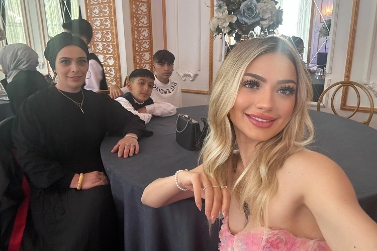 Nevide Çiçek, Kardeşinin Mezuniyetinde Ailesiyle
