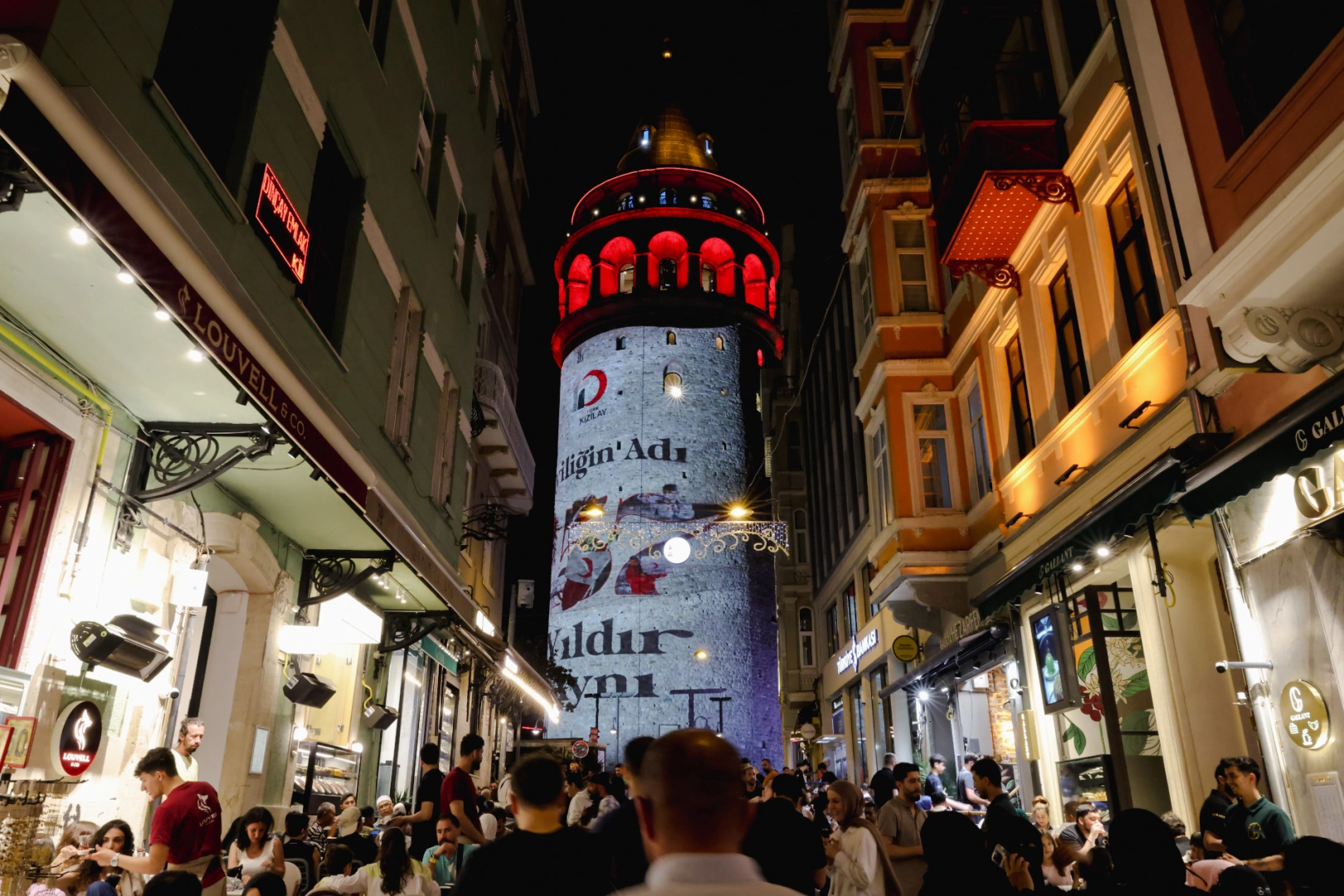 Kızılay'ın 157. Yılında Simge Yapılar Kırmızıya Bürüdü
